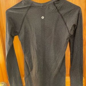 Lulu lemon swiftly tech long sleeve   Black/ gold  sz4  great condition